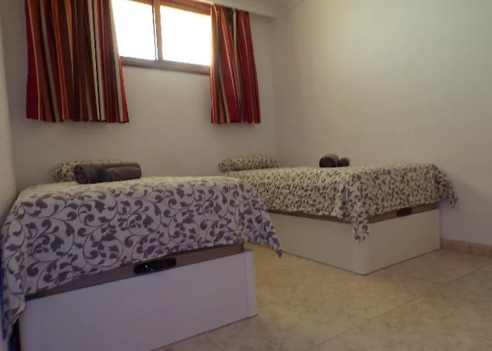 Juncos 402 * بلايا ديل إنغلز