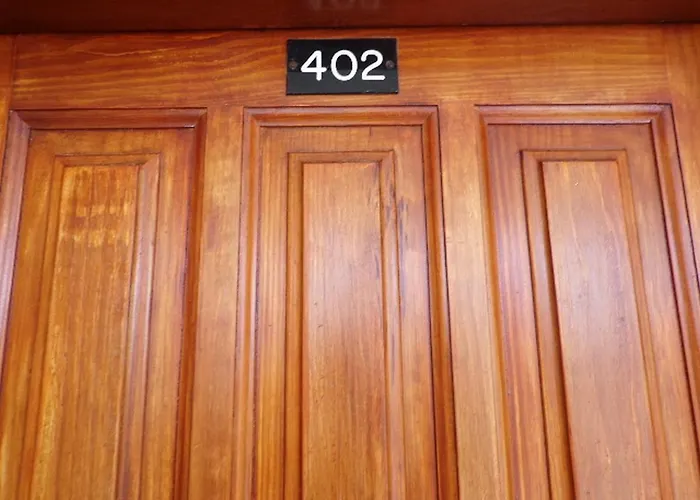 Juncos 402 * بلايا ديل إنغلز